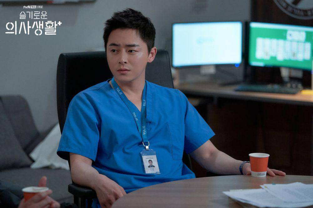 Jo Jung Suk sebagai Lee Ik Jun dalam Hospital Playlist (dok. tvN/Hospital Playlist)