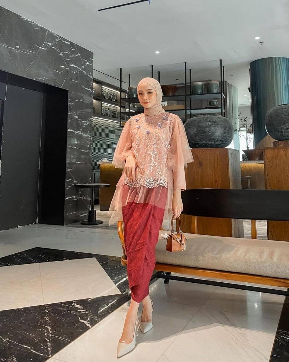 kebaya two tones (instagram.com/liza.rosaita)