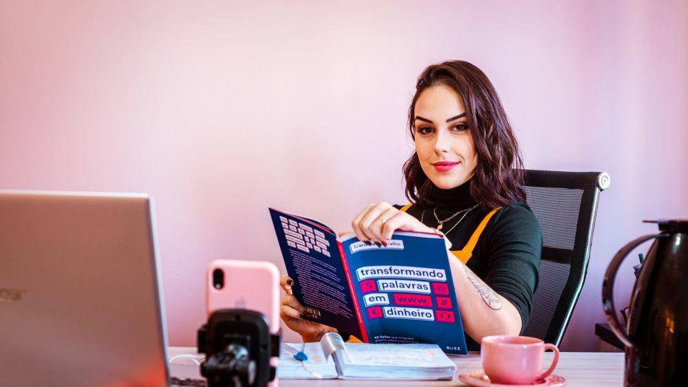 ilustrasi wanita membaca buku (unsplash.com/mateus campos)