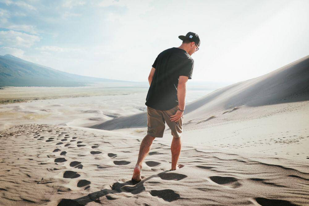 ilustrasi pria berjalan di gurun pasir (unsplash.com/mitch walker)