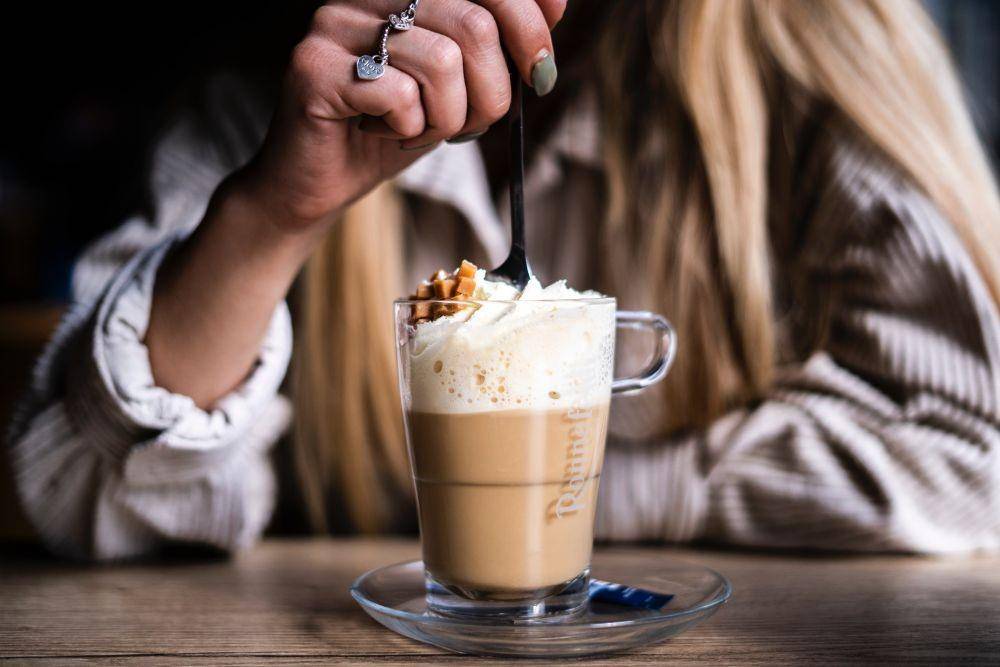 Ilustrasi caramel macchiato (unsplash.com/karishea)