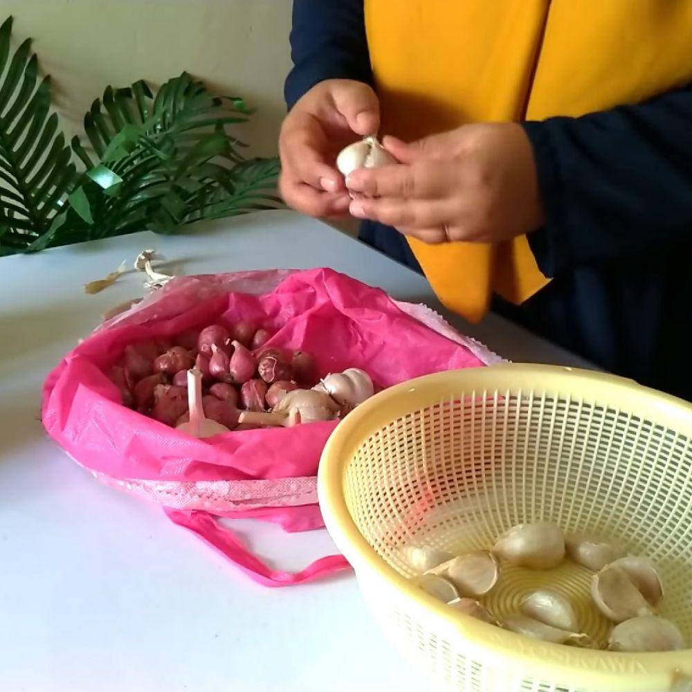 Ilustrasi mengupas bawang (youtube.com/VERY NICE COOKING)