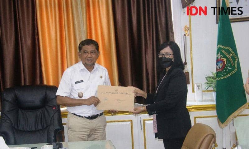 Plt. Bupati PPU, Hamdam menyerahkan dokumen terkait pinjam pakai lahan kepada perwakilan PT Pertamian (IDN Times/ Ervan)