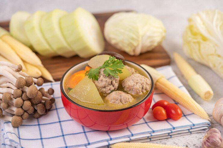 ilustrasi sup sayur bakso ayam (freepik.com/jcomp)