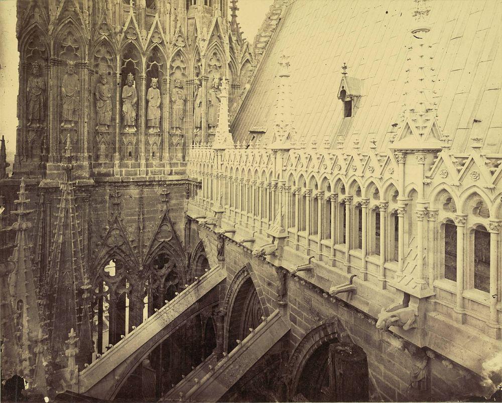 potret artistik Katedral Reims dengan flying buttresses (penyangga melayang) dilihat dari atas menara (commons.wikimedia.org/Cornell University Library)