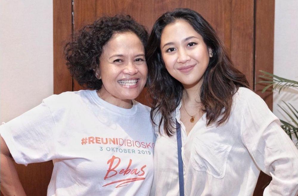 9 Potret Kebersamaaan Mira Lesmana dengan Artis Indonesia, Bersahabat!