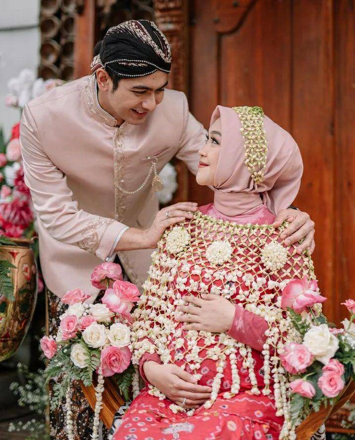 potret Ria Ricis saat pengajian 7 bulanan. Instagram.com/riaricis1795
