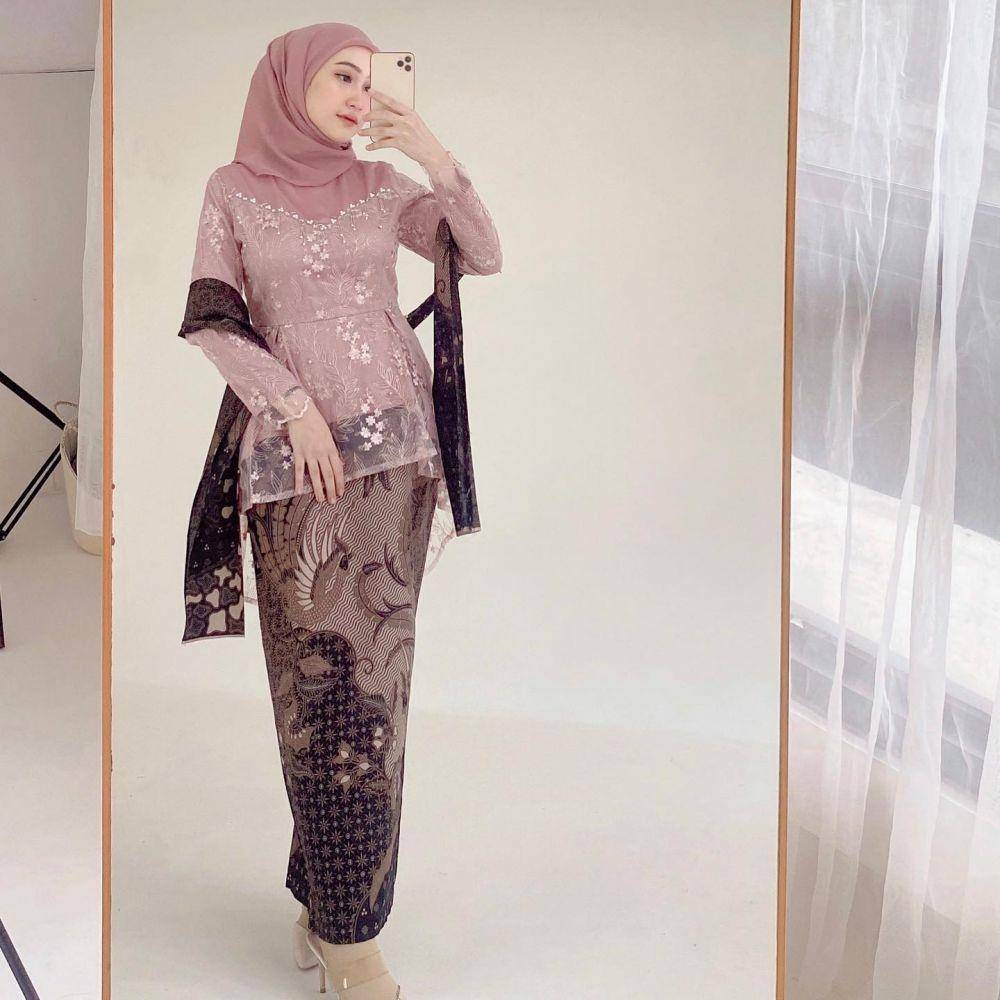 kebaya pink pastel (instagram.com/sin.sr)
