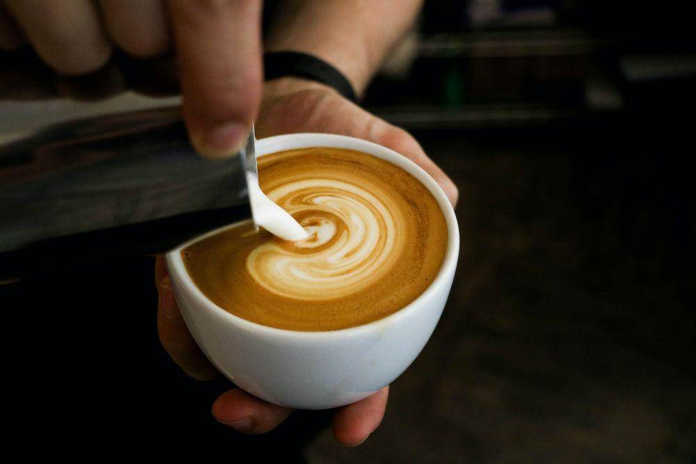 Ilustrasi menuangkan susu ke dalam kopi (unsplash.com/taylorrfranz)