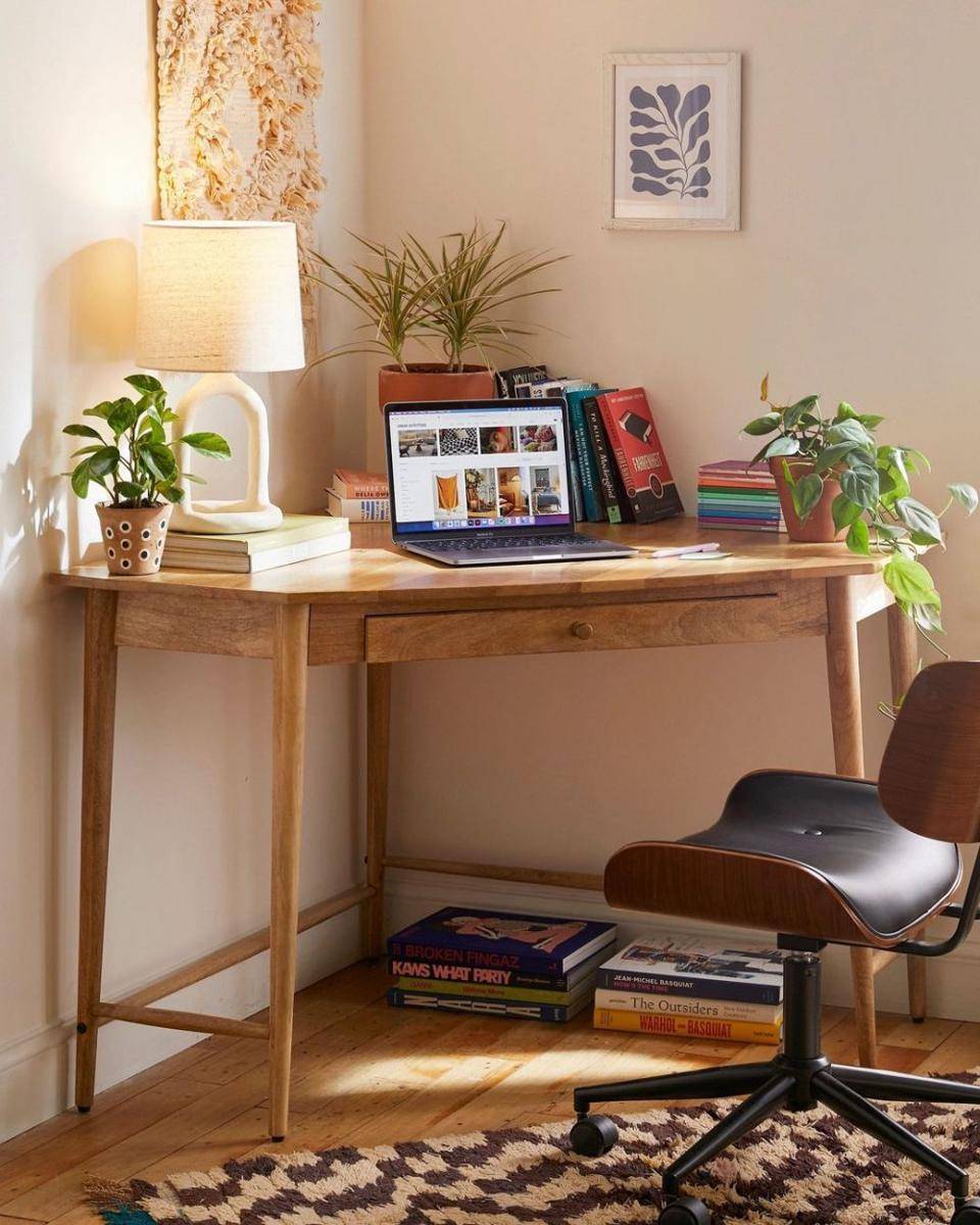 meja yang didesain untuk sudut ruangan (instagram.com/urbanoutfittershome)