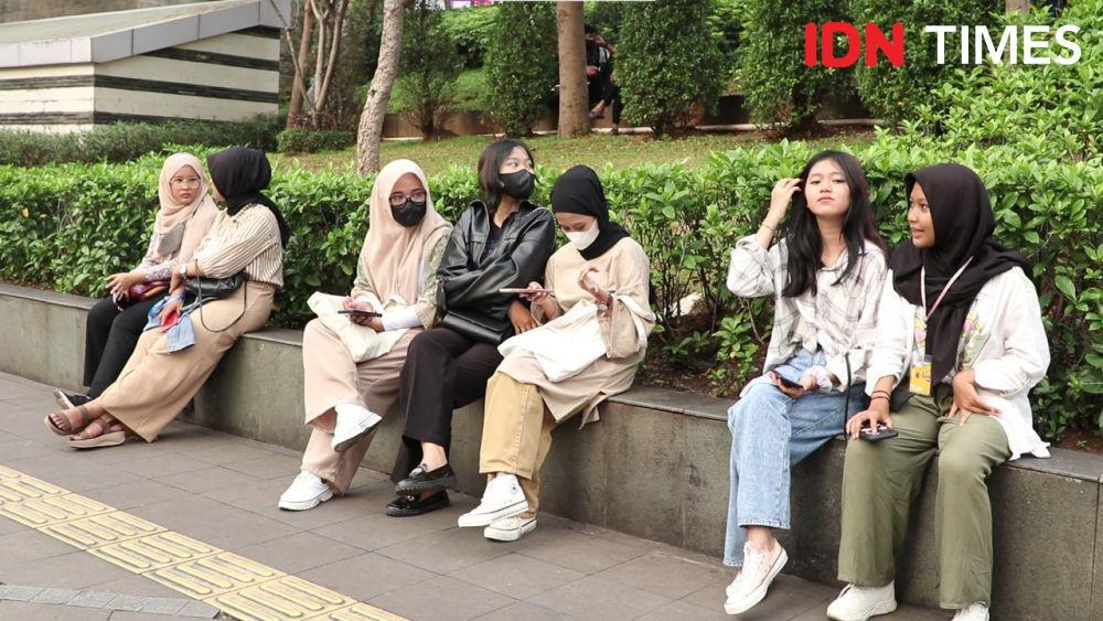 Suasana kawasan Stasiun BNI City yang dijadikan sebagai tempat berkumpul anak muda di Jakarta (IDN Times/Fauzan)
