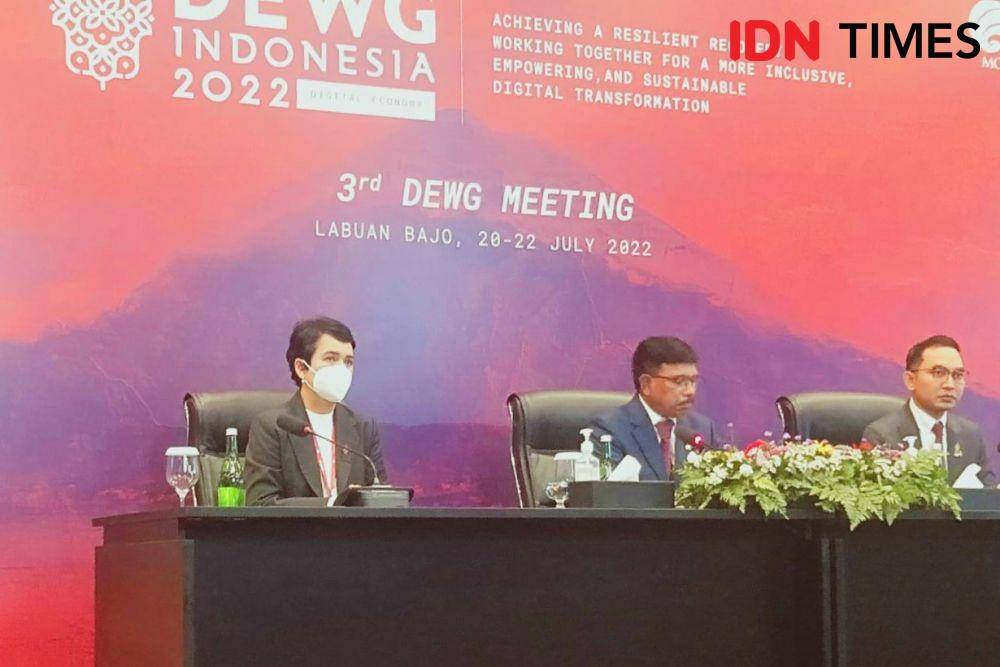 Menkominfo Johnny G. Plate dalam Meeting DEWG G20 di Nusa Tenggara Timur. (IDN Times/Dini Suciatiningrum)