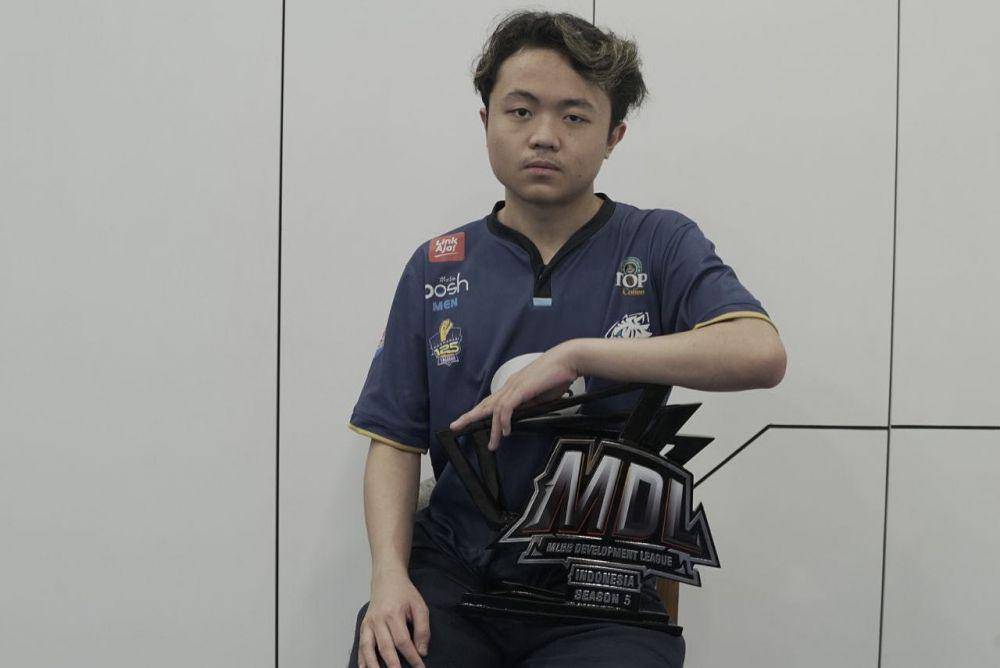 potret Bajan bersama trophy MDL ID S5 (instagram.com/evos.bajann)