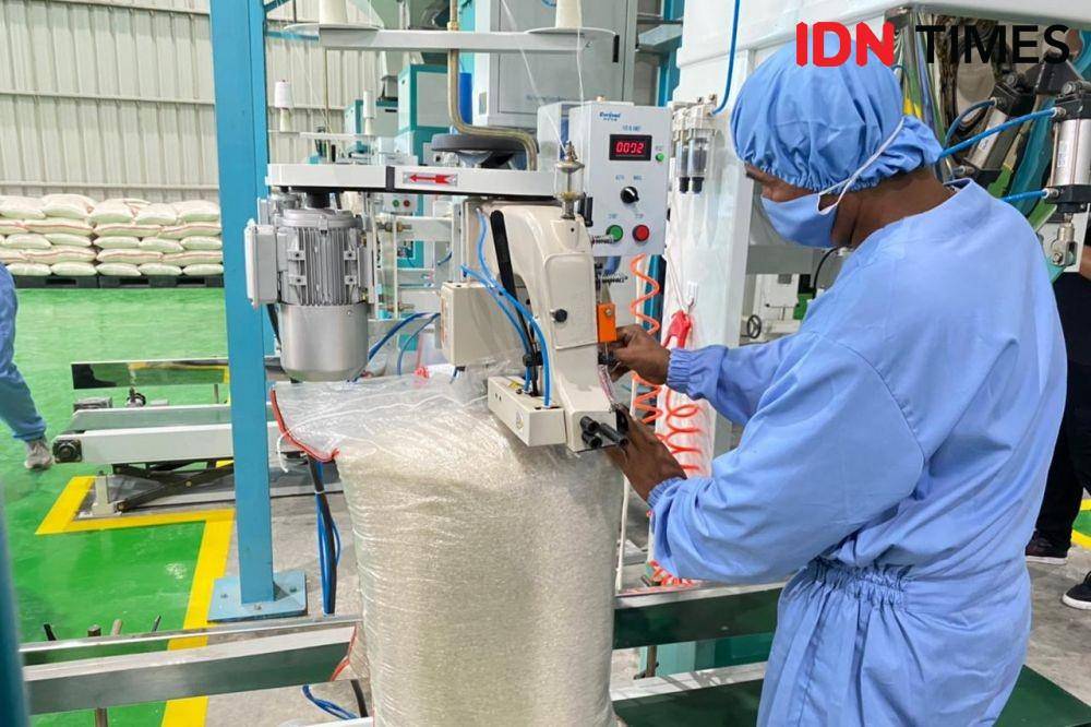 Proses pengemasan beras premium di Sentra Penggilingan Padi Bulog di Kendal, Jawa Tengah. (IDN Times/Vadhia Lidyana)