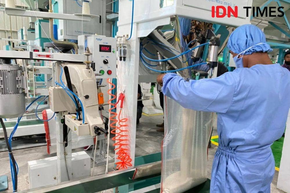 Proses pengemasan beras premium di Sentra Penggilingan Padi Bulog di Kendal, Jawa Tengah. (IDN Times/Vadhia Lidyana)