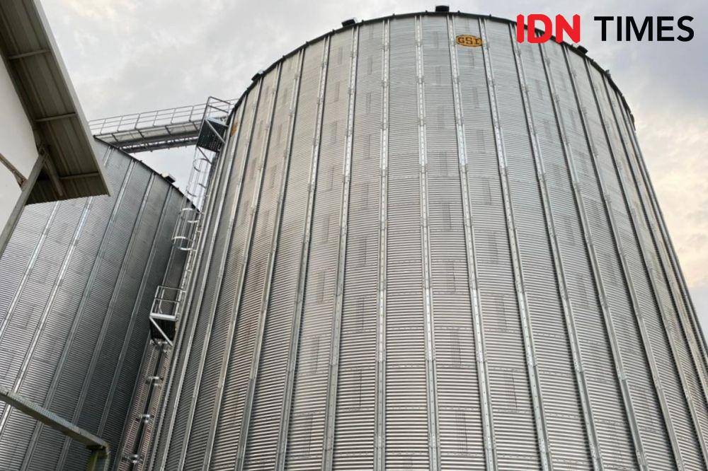 Silo atau fasilitas penyimpanan gabah kering giling (GKG) di Sentra Penggilingan Padi Bulog di Kendal, Jawa Tengah. (IDN Times/Vadhia Lidyana)
