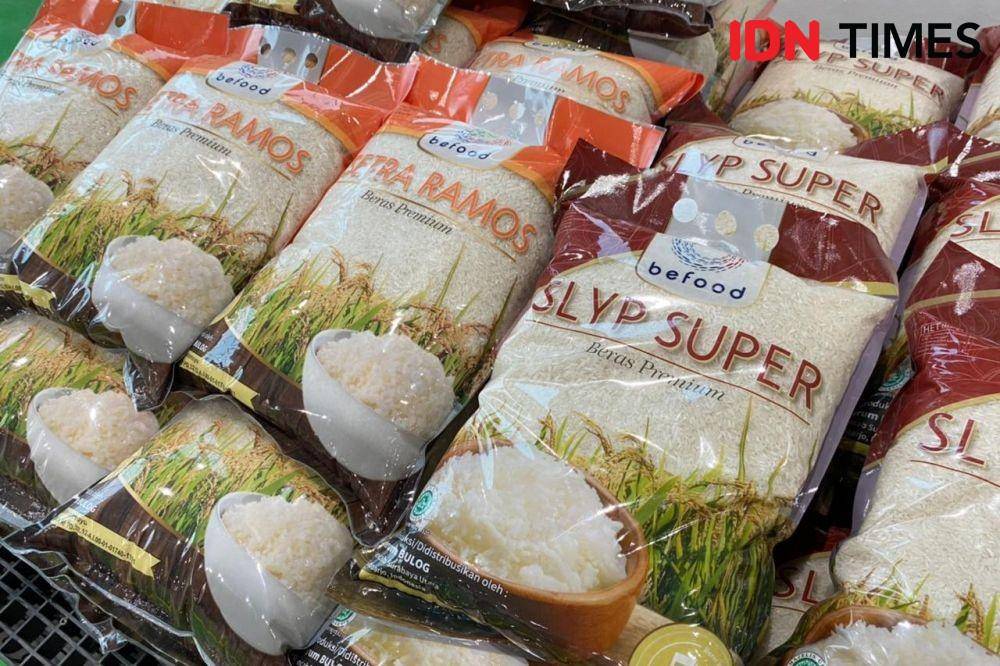 Beras premium produksi Sentra Penggilingan Padi Bulog di Kendal, Jawa Tengah. (IDN Times/Vadhia Lidyana)