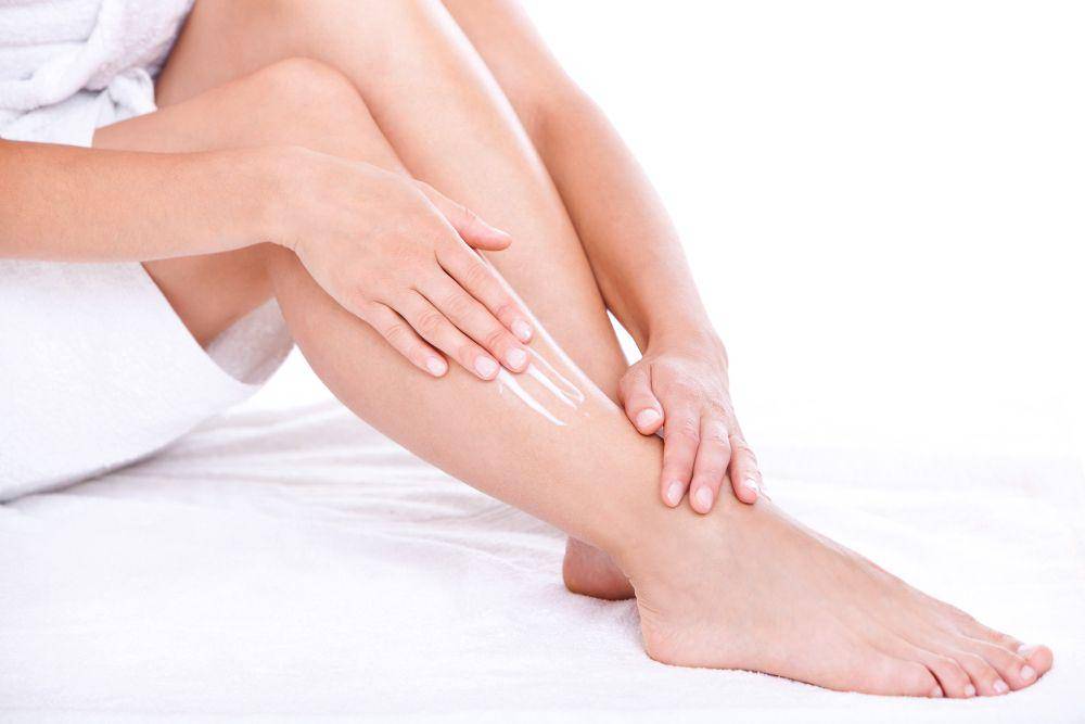 ilustrasi penggunaan krim di area ingrown hair pada kaki (freepik.com/Racool_studio)