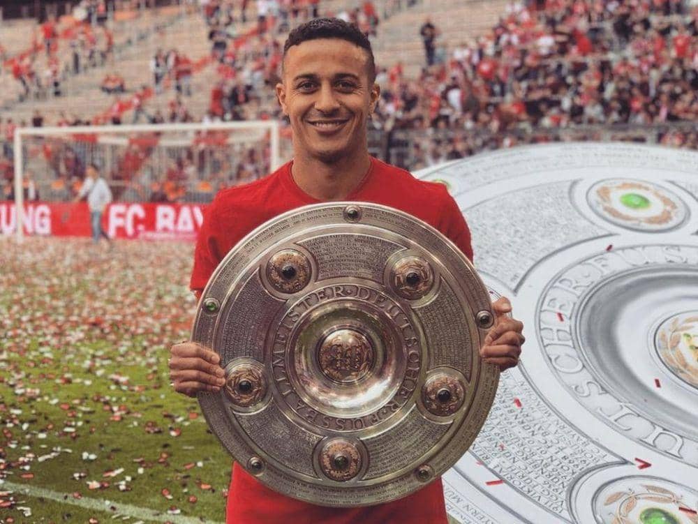 Thiago Alcantara mengangkat trofi Bundesliga bersama Bayern Munich. (instagram.com/thiago6)