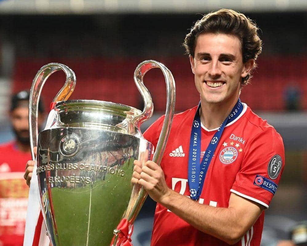 Alvaro Odriozola mengangkat trofi Liga Champions 2019/2020. (instagram.com/alvaroodriozola)