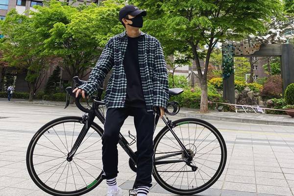 Kemeja flannel sebagai style Korea pria (instagram.com/sssong_yh)