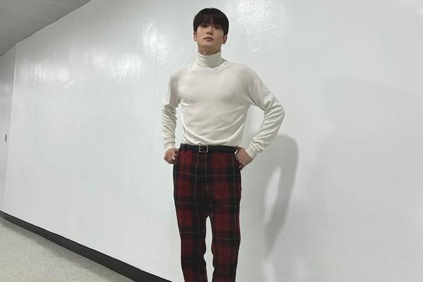 Turtleneck sebagai style Korea pria (instagram.com/_jeongjaehyun)