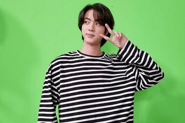 Striped tee sebagai style Korea pria (instagram.com/jin)