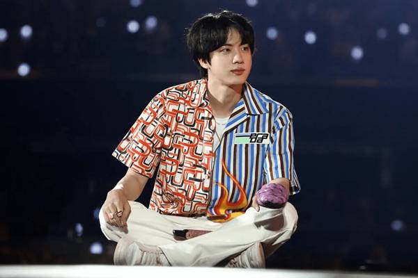 Oversized cuban shirt sebagai style Korea pria (instagram.com/jin)