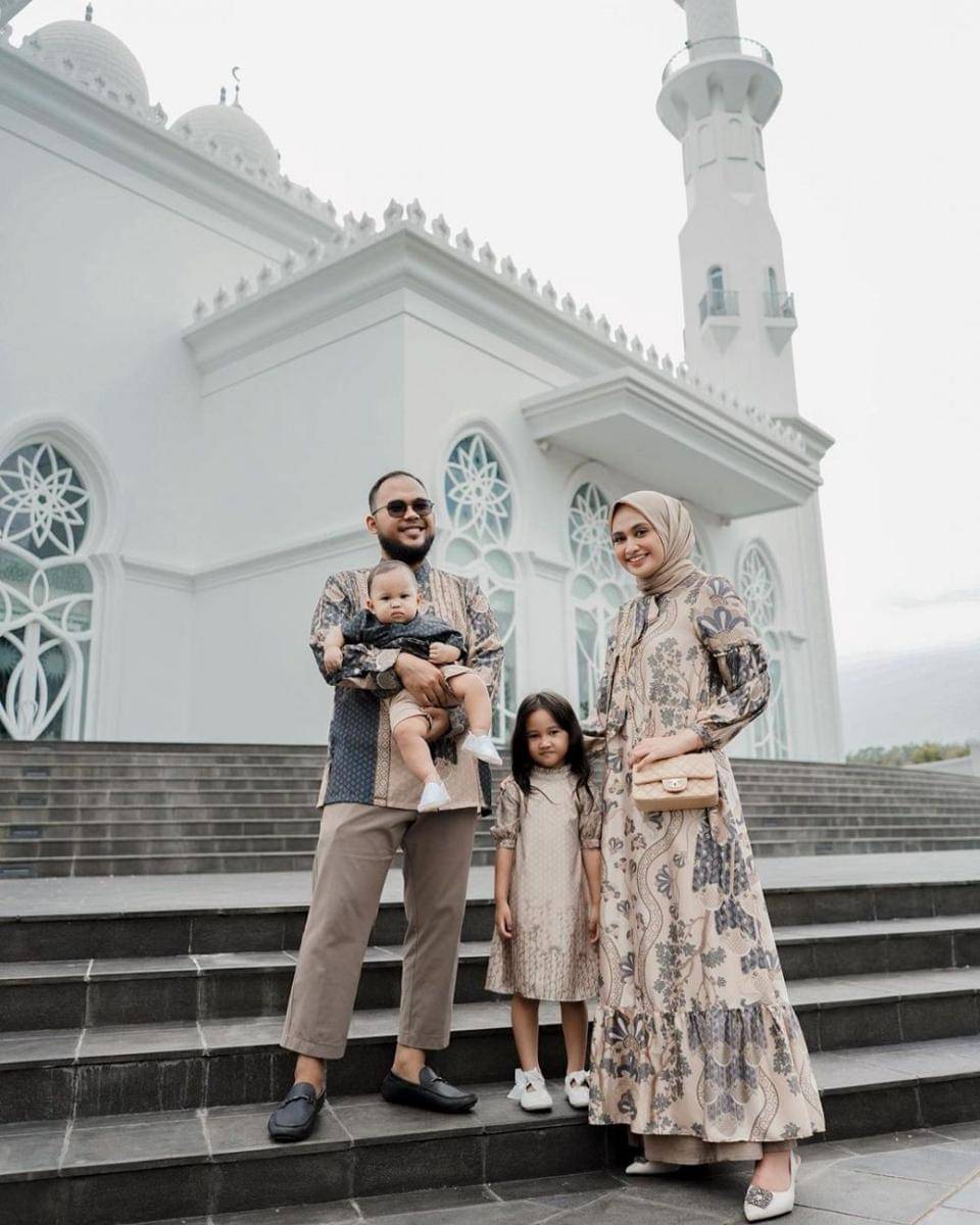 Outfit untuk seragam keluarga. (insatgram.com/shellaalaztha)