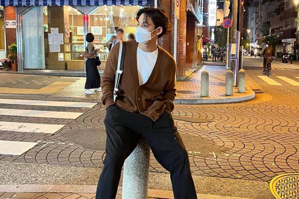 Cardigan dan basic shirt sebagai style Korea pria (instagram.com/min9yu_k)