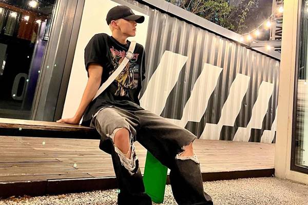 Hip hop shirt sebagai style Korea pria (instagram.com/ho5hi_kwon)
