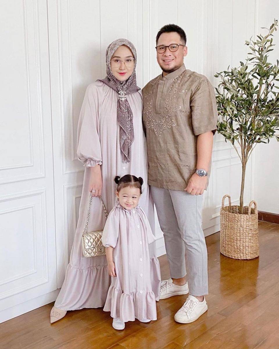 Outfit seragam keluarga. (instagram.com/dianpelangi)