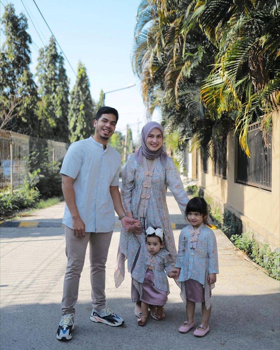 Outfit untuk seragam keluarga. (insatgram.com/dwihandaanda)