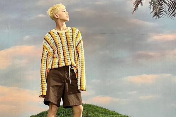 Outfit colorful sebagai style Korea pria (instagram.com/ho5hi_kwon)