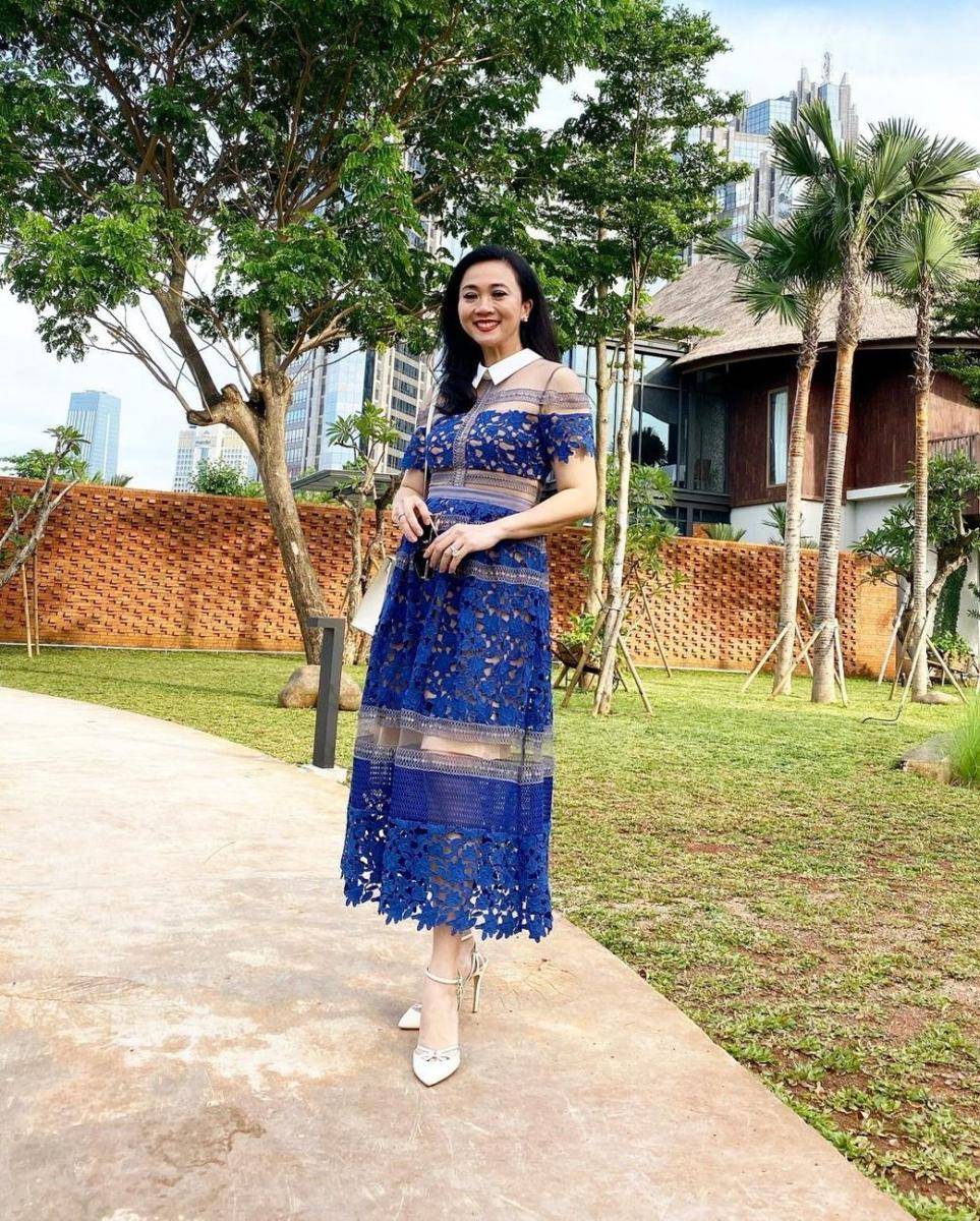 Dress midi brokat (instagram.com/2gek_ayuhenirosan)