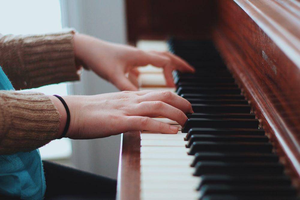 ilustrasi bermain piano (unsplash.com/Elijah M. Henderson)