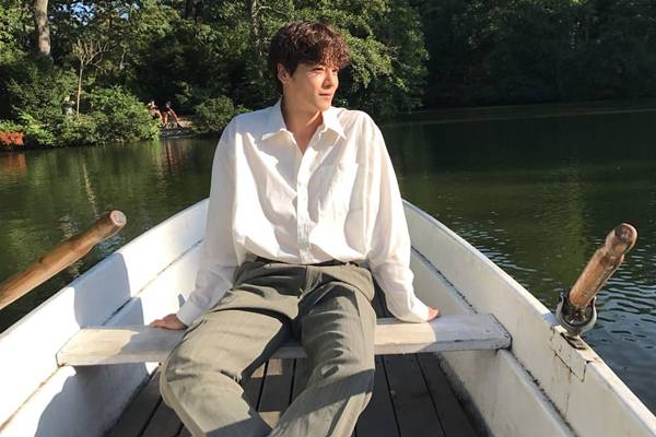 Kemeja putih polos sebagai style Korea pria (instagram.com/jsunghoon)