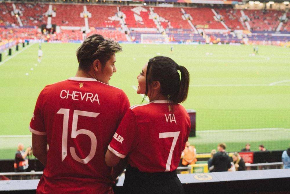 Via Vallen-Chevra liburan ke Inggris (instagram.com/viavallen)