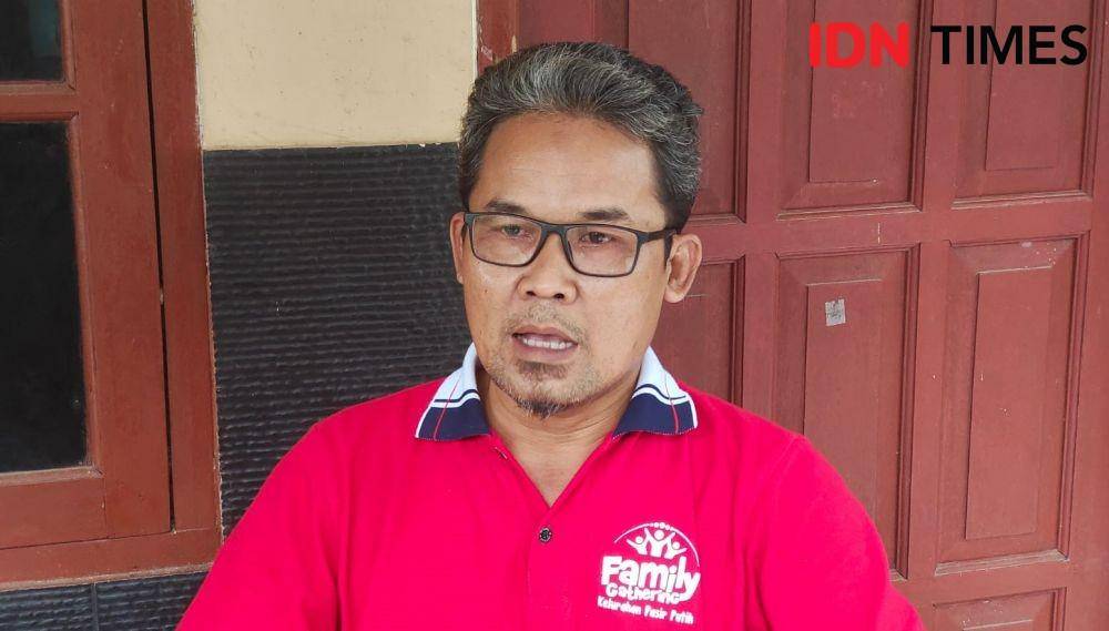 Kasi Pemerintahan dan Trantib Kelurahan Pasir Putih, Komarudin saat menjelaskan penggerebakan prostitusi online yang berawal dari wilayah Pasir Putih, Kota Depok. (IDNTimes/Dicky)