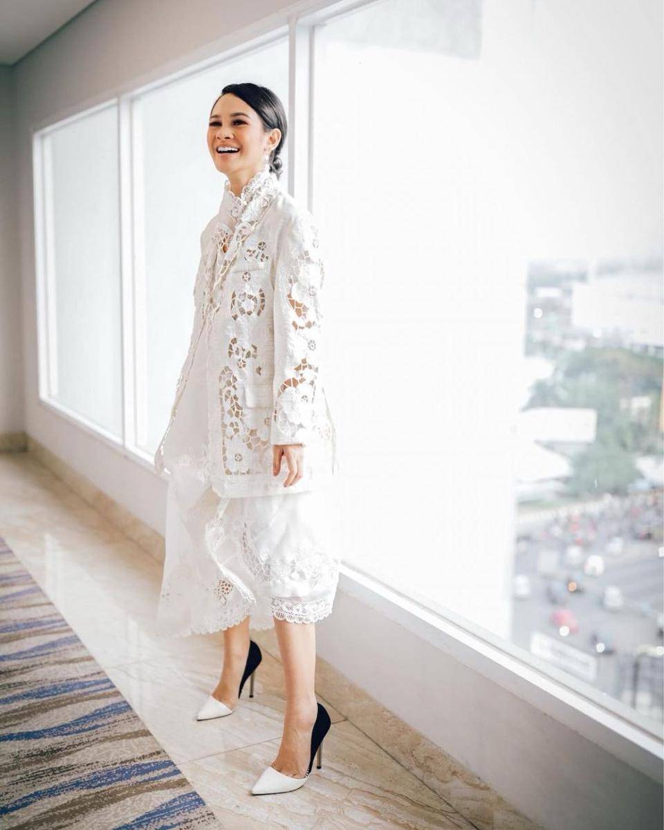 Dress midi brokat (instagram.com/andienaisyah)