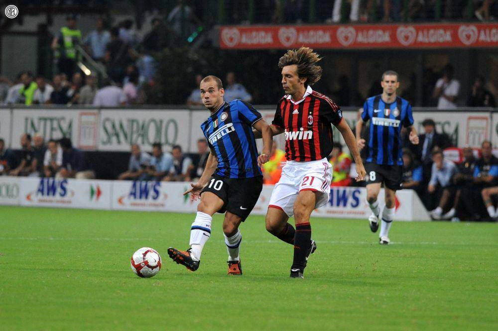 Wesley Sneijder (kiri) ketika berduel dengan Andrea Pirlo (twitter.com/Inter_es)
