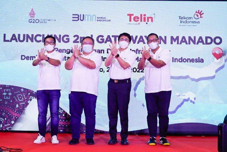 Komisaris Utama Telkom Bambang Permadi Soemantri Brodjonegoro (kedua dari kiri), Wali Kota Manado Andrei Angouw (kedua dari kanan), Direktur Wholesale & International Service Telkom Bogi Witjaksono (paling kanan), dan Direktur Utama Telin Budi Satria Dharma Purba (paling kiri) berfoto bersama usai melaksanakan Launching Second Gateway Manado, Rabu (20/07) di Manado, Sulawesi Utara. (Dok. Telkom)