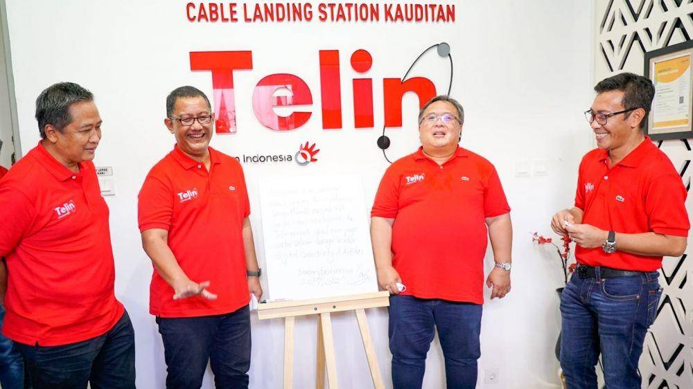 Komisaris Utama Telkom Bambang Permadi Soemantri Brodjonegoro (kedua dari kanan), Direktur Wholesale & International Service Telkom Bogi Witjaksono (kedua dari kiri), Direktur Utama Telin Budi Satria Dharma Purba (paling kanan), dan Komisaris Independen Telkom Wawan Iriawan (paling kiri) berbincang seusai meninjau Cable Landing Station Kauditan Telin di Minahasa Utara, Sulawesi Utara, Rabu (20/7). (Dok. Telkom)