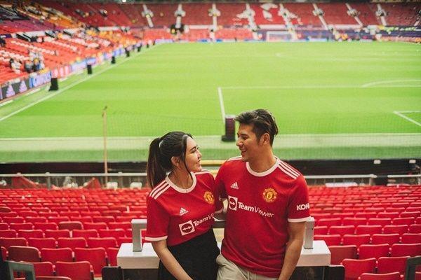 10 Potret Via Vallen-Chevra Liburan ke Inggris, Mampir Old Trafford