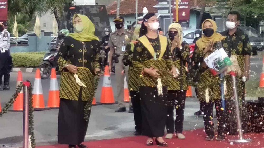 Emi Masruroh(kiri) istri Bupati Bantul Abdul Halim Muslih