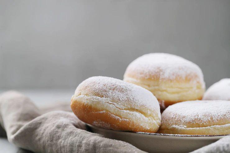 ilustrasi donat telur asin (freepik.com/Racool_studio)