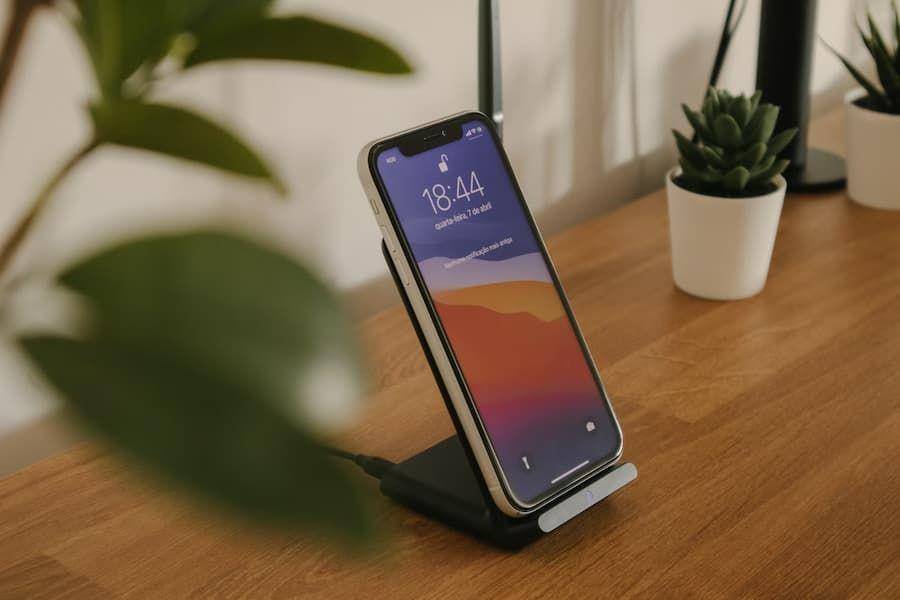 ilustrasi layar kunci iPhone (unsplash.com/Nubelson Fernandes)