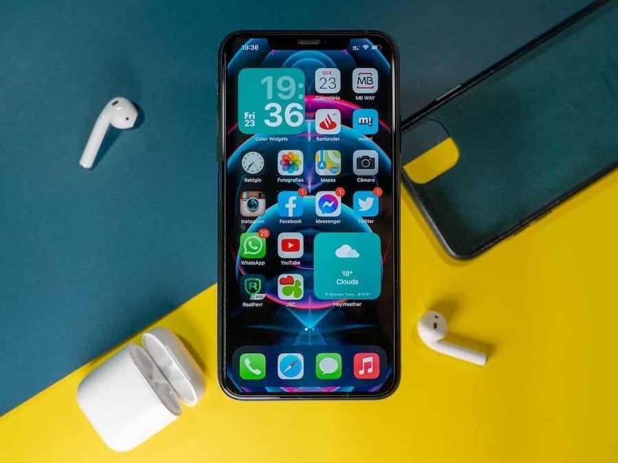 ilustrasi aplikasi iPhone (unsplash.com/Miguel Tomás)