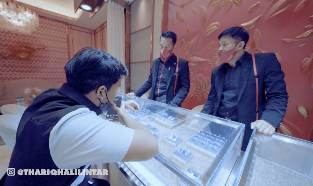 momen Thariq kasih hadiah perhiasan ke Fuji dan Oma Gala (youtube.com/thariqhalilintar)