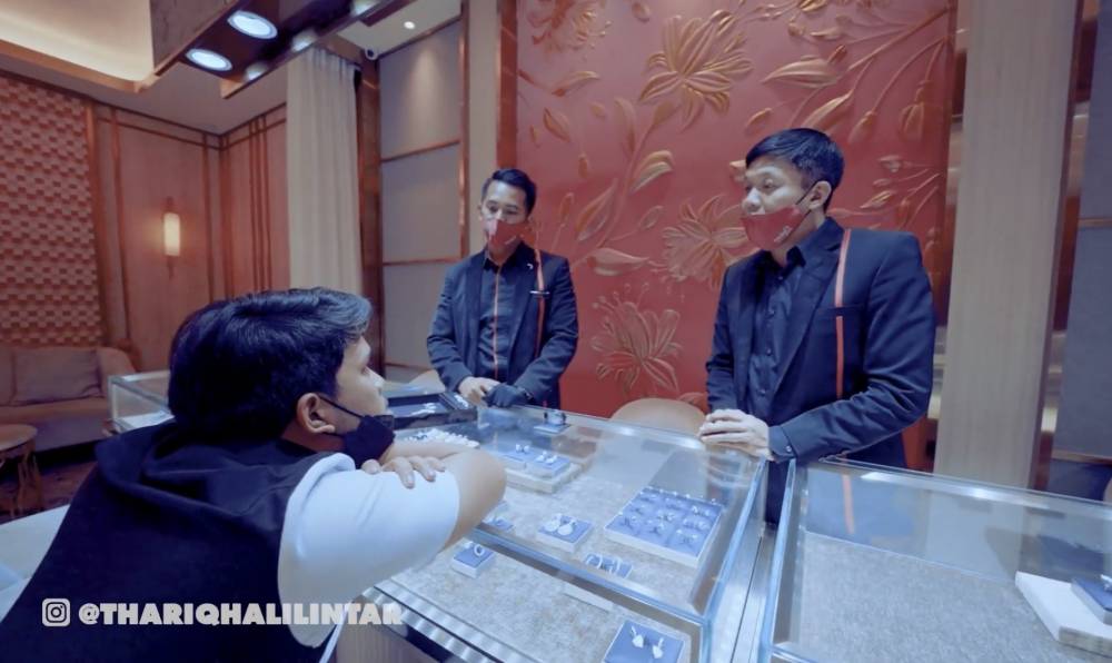 momen Thariq kasih hadiah perhiasan ke Fuji dan Oma Gala (youtube.com/thariqhalilintar)